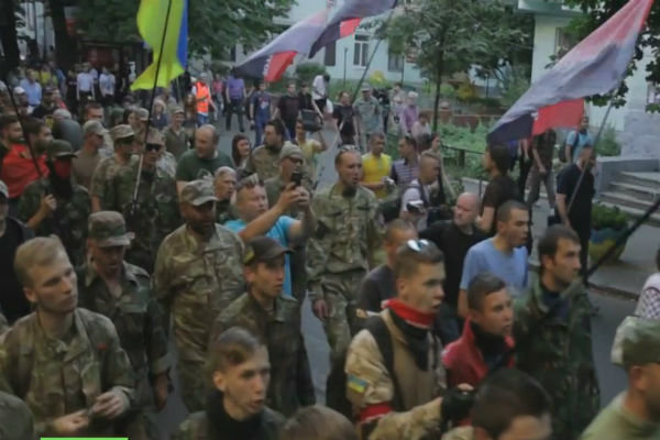 فیلم/ تظاهرات راست گرایان افراطی در حمایت از آتش بس اوکراین