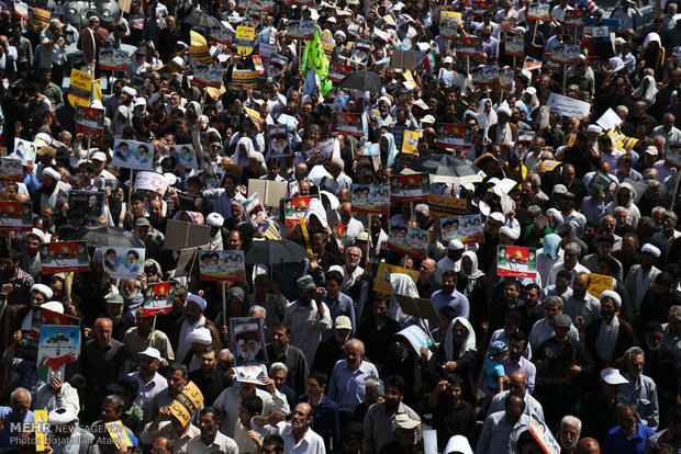 نمازگزاران تهرانی علیه آل سعود تظاهرات کردند