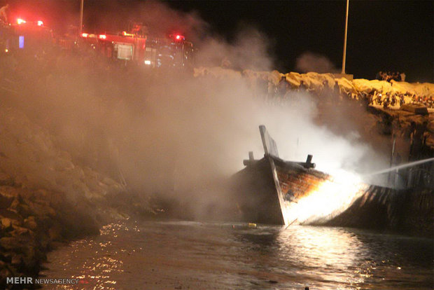 آتش‌سوزی یک فروند لنج تجاری در آب‌های استان بوشهر