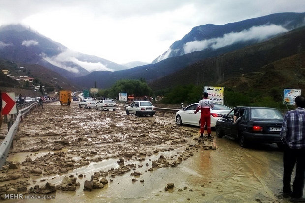 بسته شدن جاده سوادکوه به فیرزکوه بر اثر ریزش کوه و سیل / مازیار اسلامی