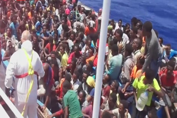 فیلم/ نجات ۹۰۰ مهاجر لیبیایی در سواحل ایتالیا