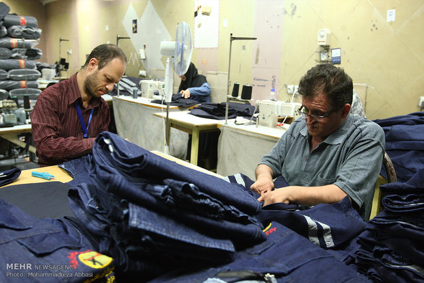 کارگاه تولیدی لباس با کارگران معلول