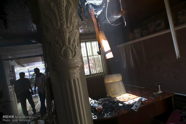 آتش سوزی درساختمان اداری خیابان کریمخان/نجات۲۹ تن از میان شعله ها
