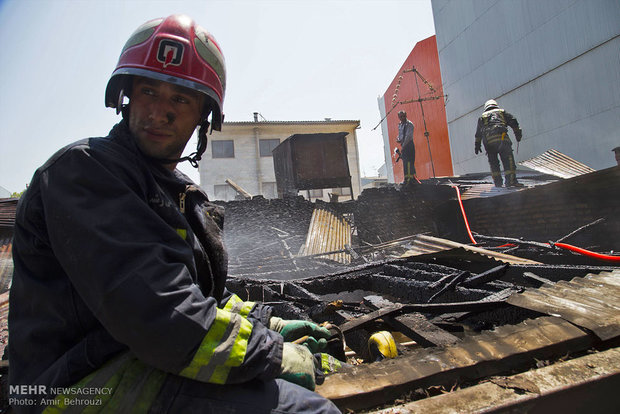 آتش سوزی دو واحد تجاری مسکونی در رشت