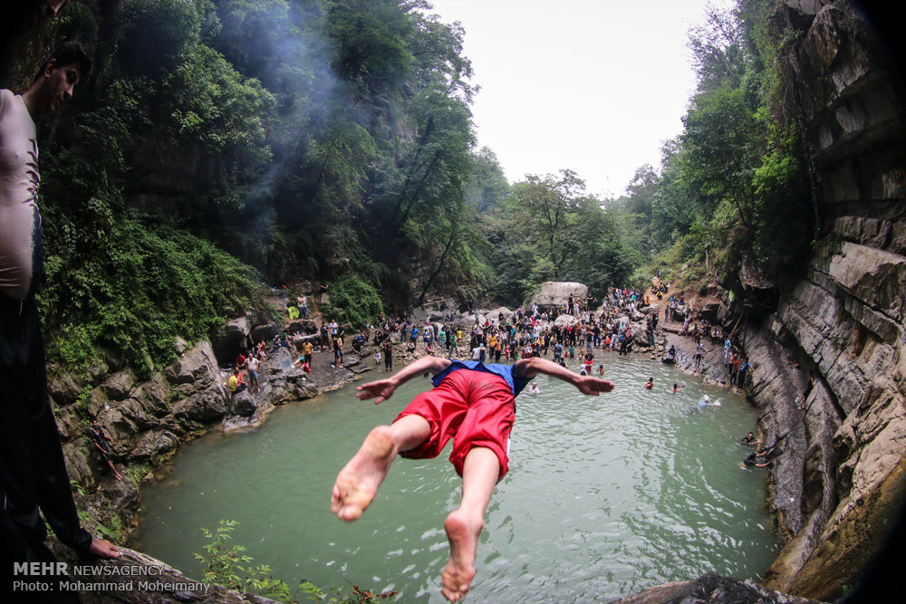 روزنو - شنا و شیرجه در آبشار شیر آباد/عکس - صاحب‌خبر
