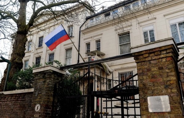 دولت انگلیس در کار سفارت روسیه اخلال می کند