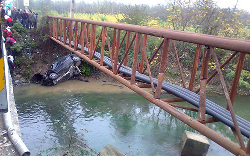 سقوط خودرو در رودخانه