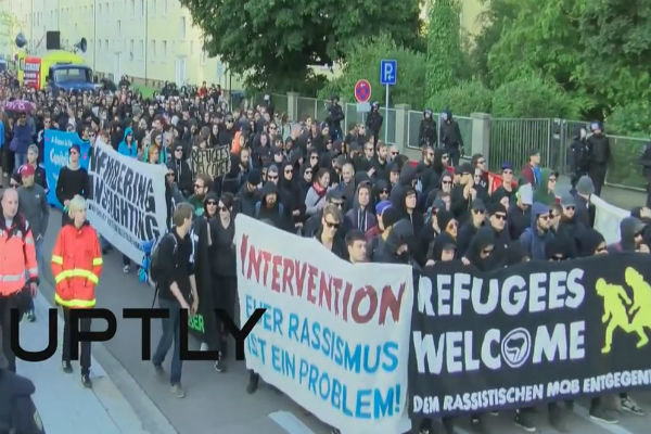 فیلم/ تظاهرات موافقان و مخالفان مهاجرین در آلمان