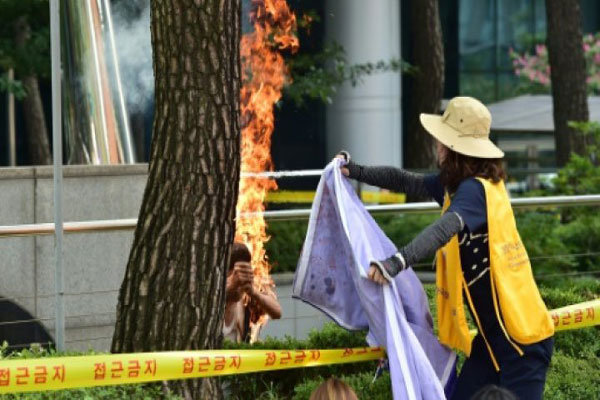 مردی مقابل سفارت ژاپن در سئول خودسوزی کرد