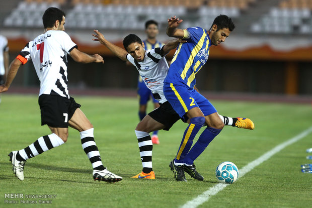 دیدار تیم های فوتبال صبای قم و گسترش ولاد تبریز