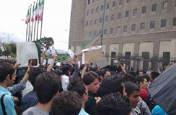 تجمع هسته‌ای و ضد انگلیسی دانشجویان مقابل مجلس برگزار شد