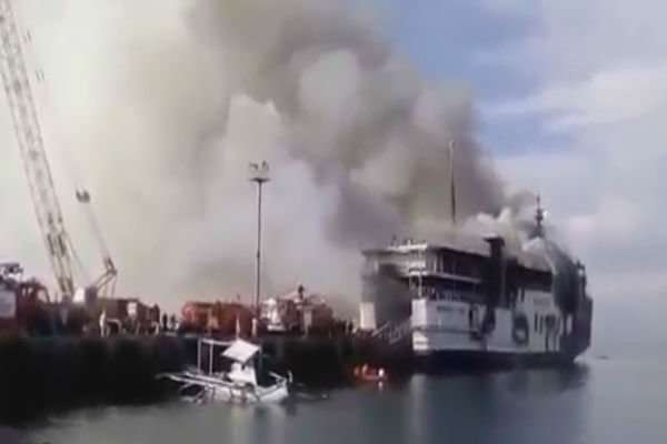 فیلم/ آتش سوزی در قایق توریستی با ۵۰۰ مسافر