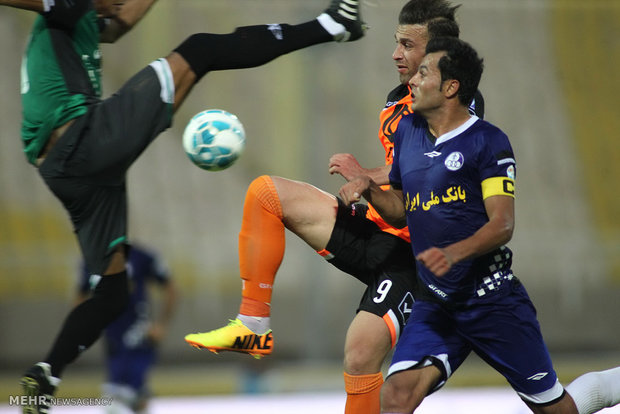 دیدار تیم های فوتبال استقلال خوزستان و سایپا