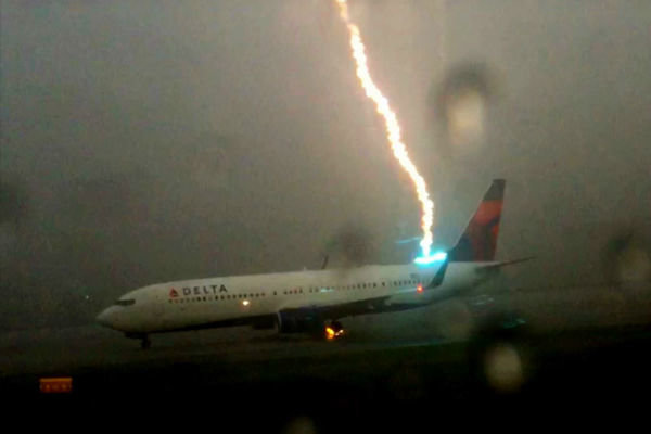 آتش سوزی هواپیما 