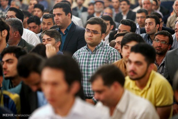 دیدار آیت الله هاشمی رفسنجانی با گروهی از جوانان فعال در رشته­ های گوناگون هنر، فرهنگ و رسانه 