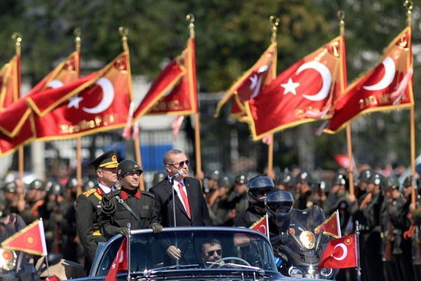 جشن روز پیروزی در ترکیه / رژه نیروهای مسلح با حضور اردوغان