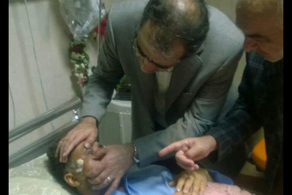 عیادت وزیر بهداشت از خبرنگار مجروح