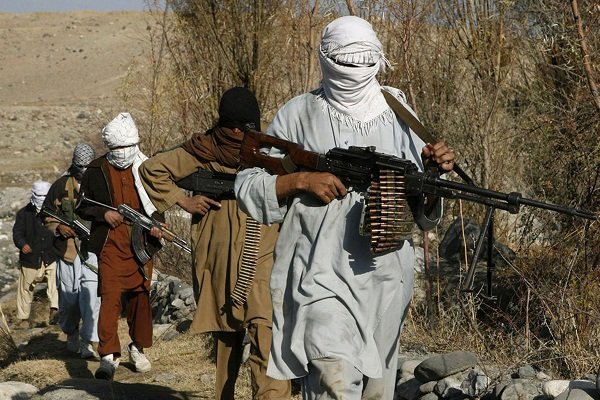 صف آرایی موافقان و مخالفان رهبر جدید طالبان در مقابل یکدیگر