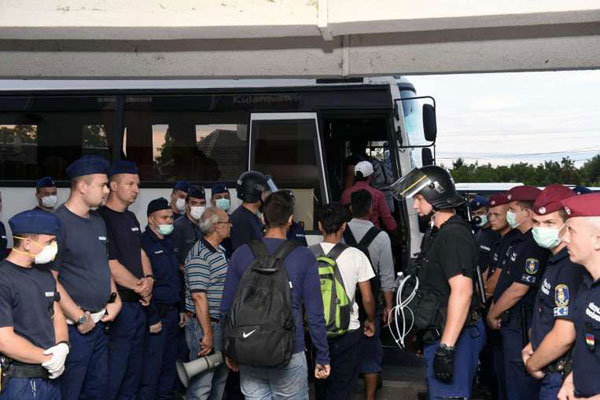 پیش بینی عبور ۱۰ هزار مهاجر از مرز مشترک مجارستان و اتریش