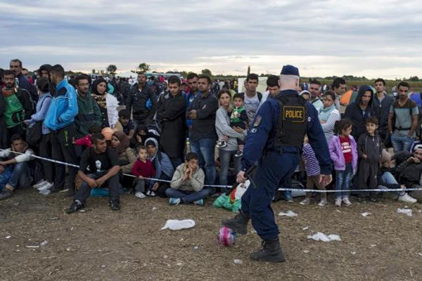 سیل مهاجران پشت سد مجارستان/ اتریش مرز خود را می‌بندد