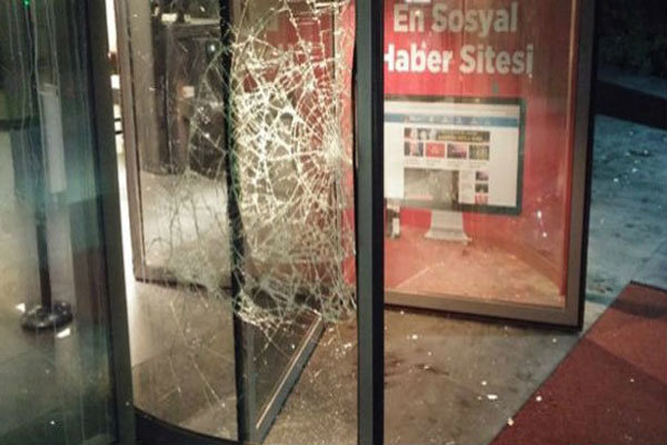 طرفداران رئیس جمهوری ترکیه به دفتر روزنامه «حریت» حمله کردند