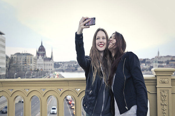 two-girls-smartphone-selfie-17711096.jpg