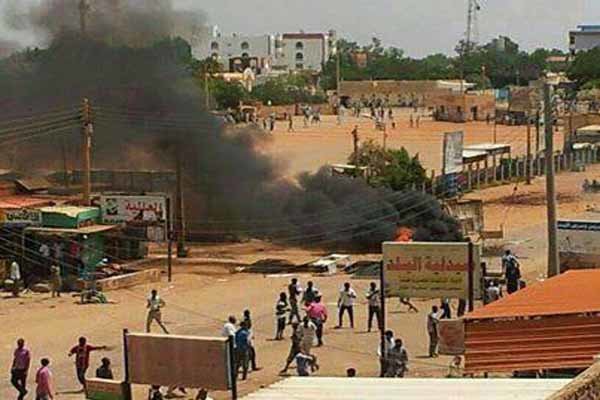 حمله نیروهای امنیتی سودان به تظاهرات کنندگان در شهر ام درمان