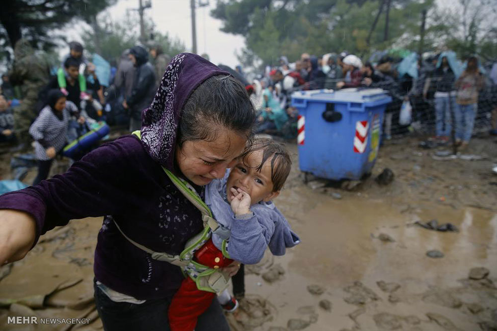 مهاجران زیر بارش شدید باران - مدعيان حقوق بشر كجاييد - خودتان بوجود آورديد و خودتان جمع كنيد