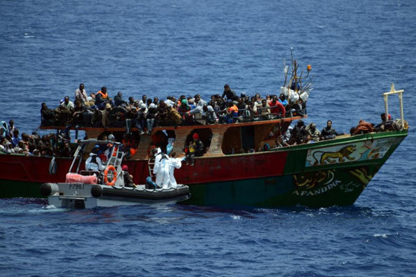 قایق مهاجرین در دریای مدیترانه