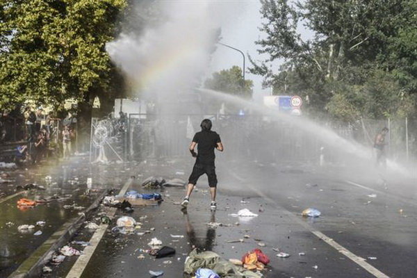 پلیس مجارستان در مقابله با پناهجویان به گاز اشک آور متوسل شد