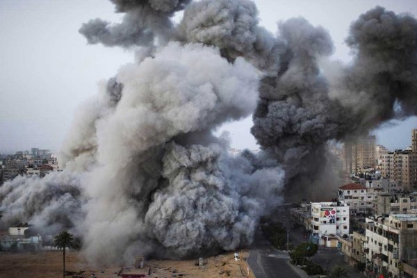 صهیونیستها مناطق مختلف غزه را با بالگردهای آپاچی بمباران کردند