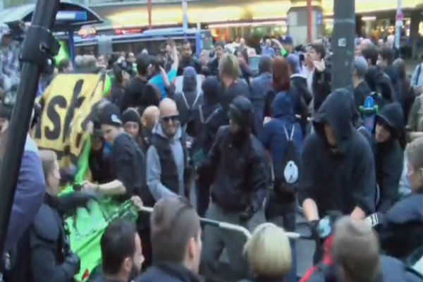 فیلم/ تظاهرات و درگیری افراطیون آلمانی با پلیس
