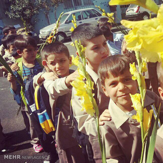 جشن شکوفه‌های افغانستانی در مدارس ایران