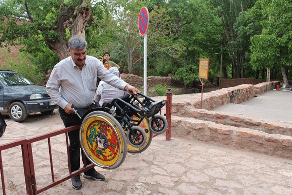 نتیجه تصویری برای تردد معلولان در سطح شهر