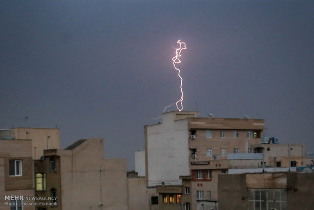 رعد و برق در آسمان تهران