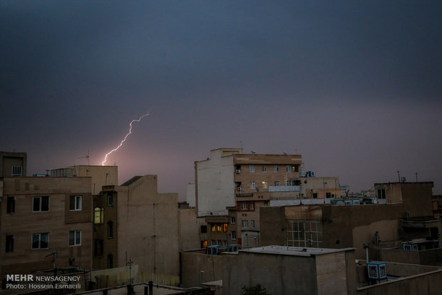 رعد و برق در آسمان تهران