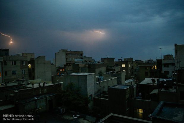 رعد و برق در آسمان تهران