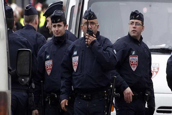 حمله پلیس فرانسه به سنت دنیس دو کشته برجا گذاشت