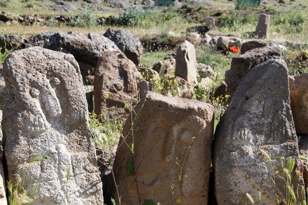 لبخند سنگی به مرگ تدریجی پیرازمیان/میراث ۷ هزار ساله نابود میشود 3 پایگاه خبری ججین پایگاه خبر ججین