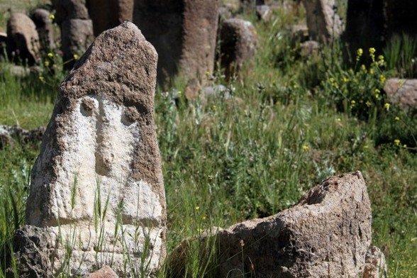 پیام رازآلود گذشتگان در دالان‌های «شهر یری»/سکوت ۵۳۶ سنگ افراشته