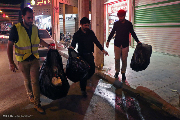 جمع آوری زباله ها از سطح خیابان ها