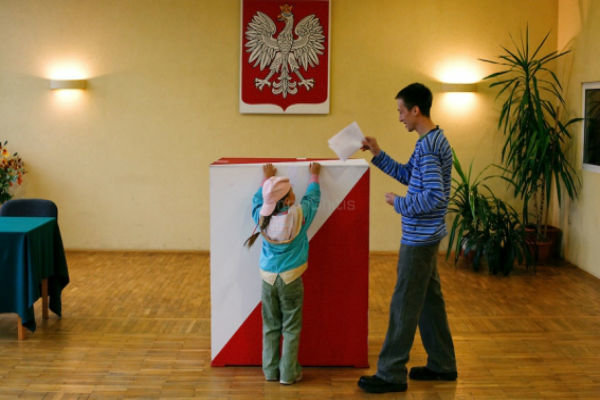 سایه سنگین بحران مهاجران بر انتخابات پارلمانی لهستان