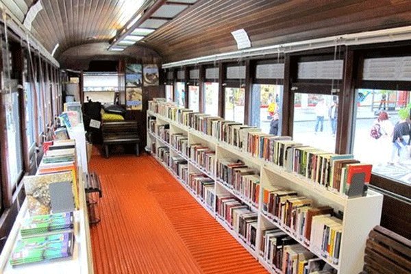 کتابخانه در قطار