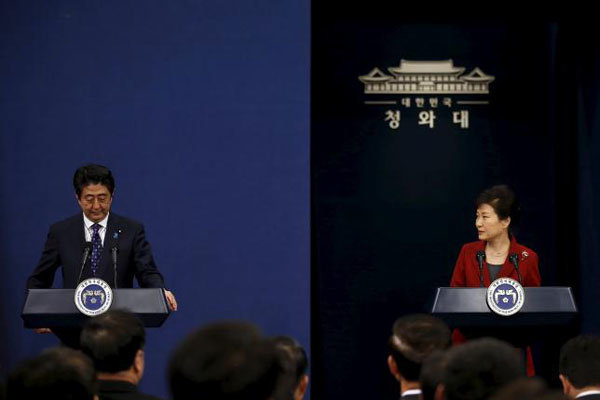 دیدار نه چندان دوستانه رهبران کره جنوبی و ژاپن بعد از سه سال