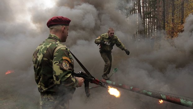 in-belarus-servicemen-must-pass-through-an-extensive-and-difficult-obstacle-course-before-becoming-members-of-the-elite-red-berets.jpg