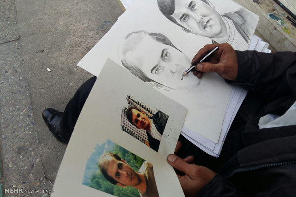 هنرمندی که در پیاده‌رو نقاشی می‌کشد