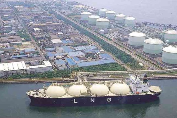پاکستان و قطر توافقنامه گازی امضا می‌کنند