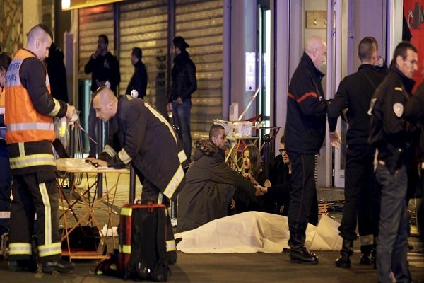 ۴۰ کشته و ۱۰۰ گروگان در حملات تروریستی پاریس/اولاند جان به در برد