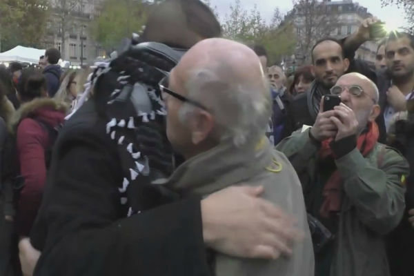 اقدام تحسین برانگیز یک مسلمان در واکنش به حملات پاریس + فیلم