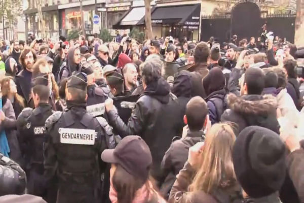 فیلم/ برخورد پلیس فرانسه با تجمع حمایت از مهاجرین